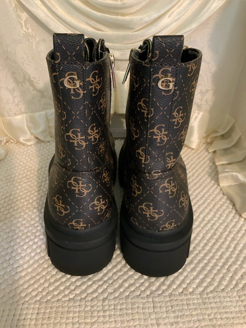 GUESS - Picture 7 of 13